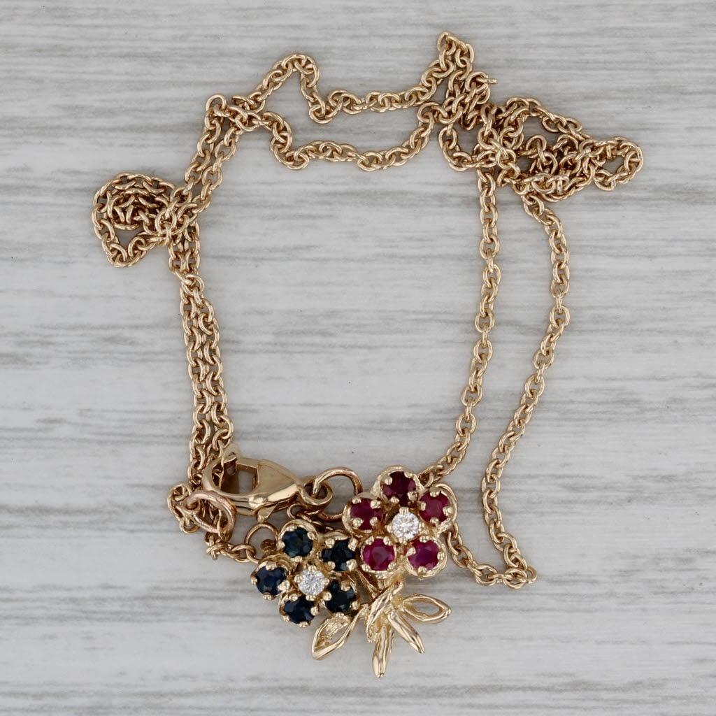Taglio rotondo Collana con ciondolo floreale in oro giallo 14k da 0,45 ctw con zaffiro e diamante in vendita