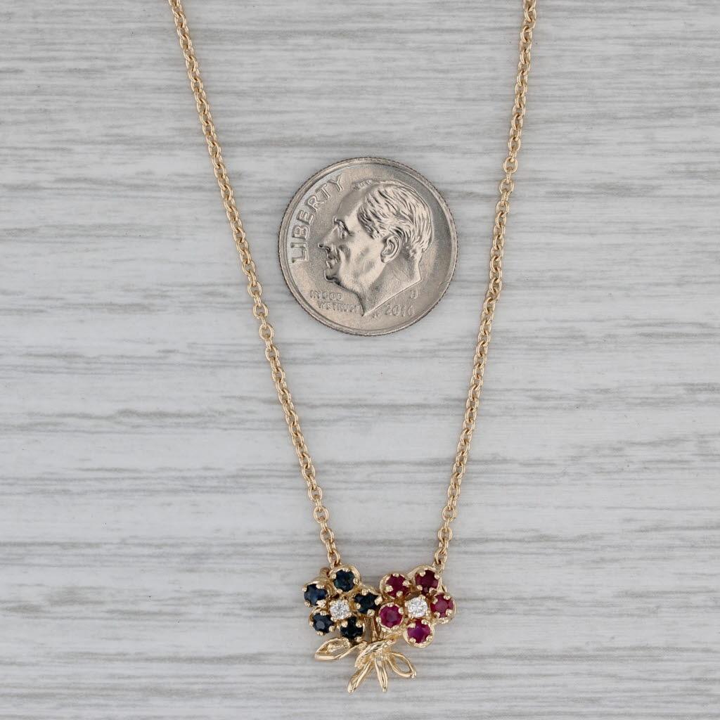Collana con ciondolo floreale in oro giallo 14k da 0,45 ctw con zaffiro e diamante in vendita 1