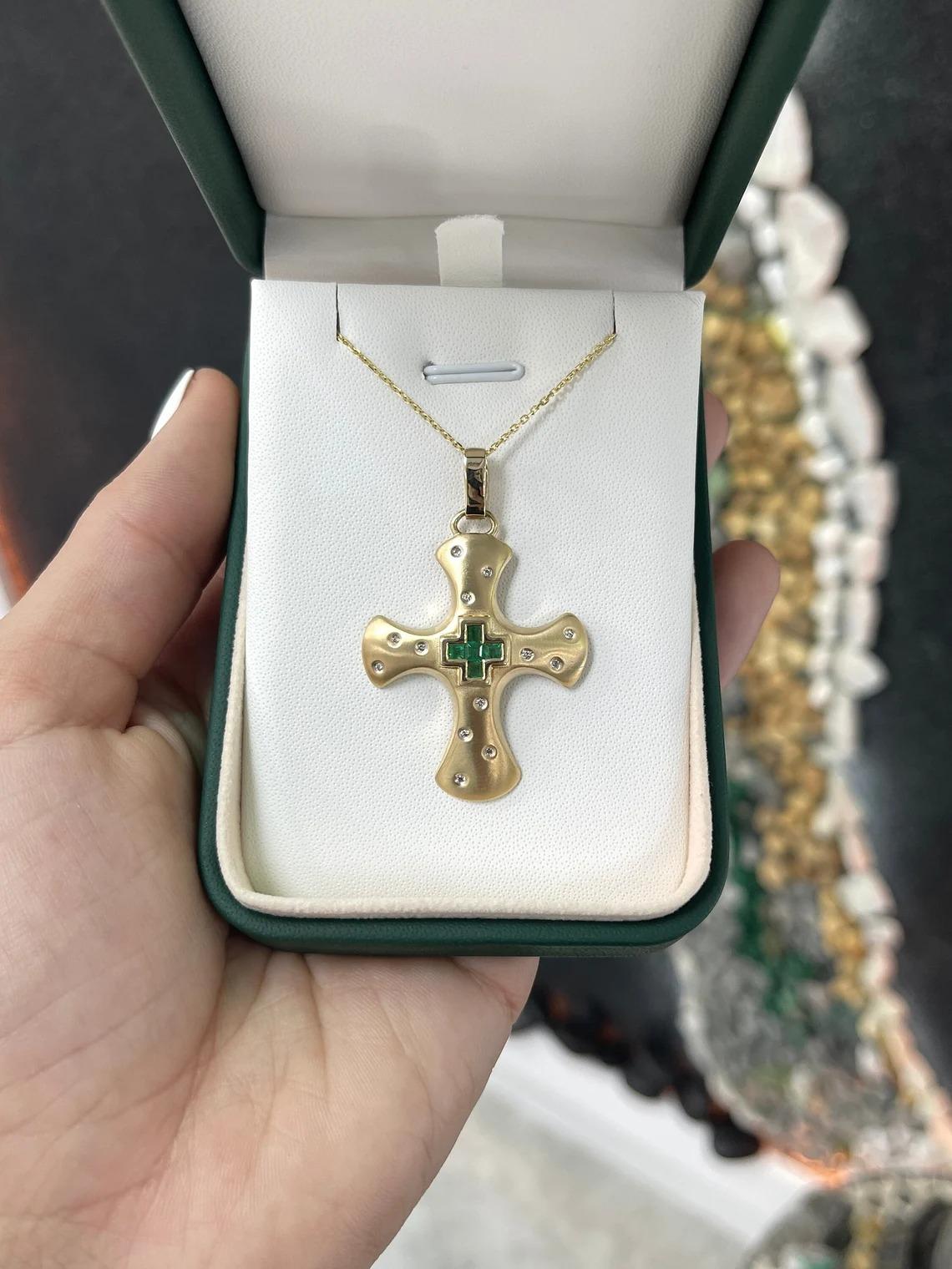 Moderne Croix religieuse en or 14 carats avec diamants et émeraudes naturelles taille Asscher de 0,45 carat en vente