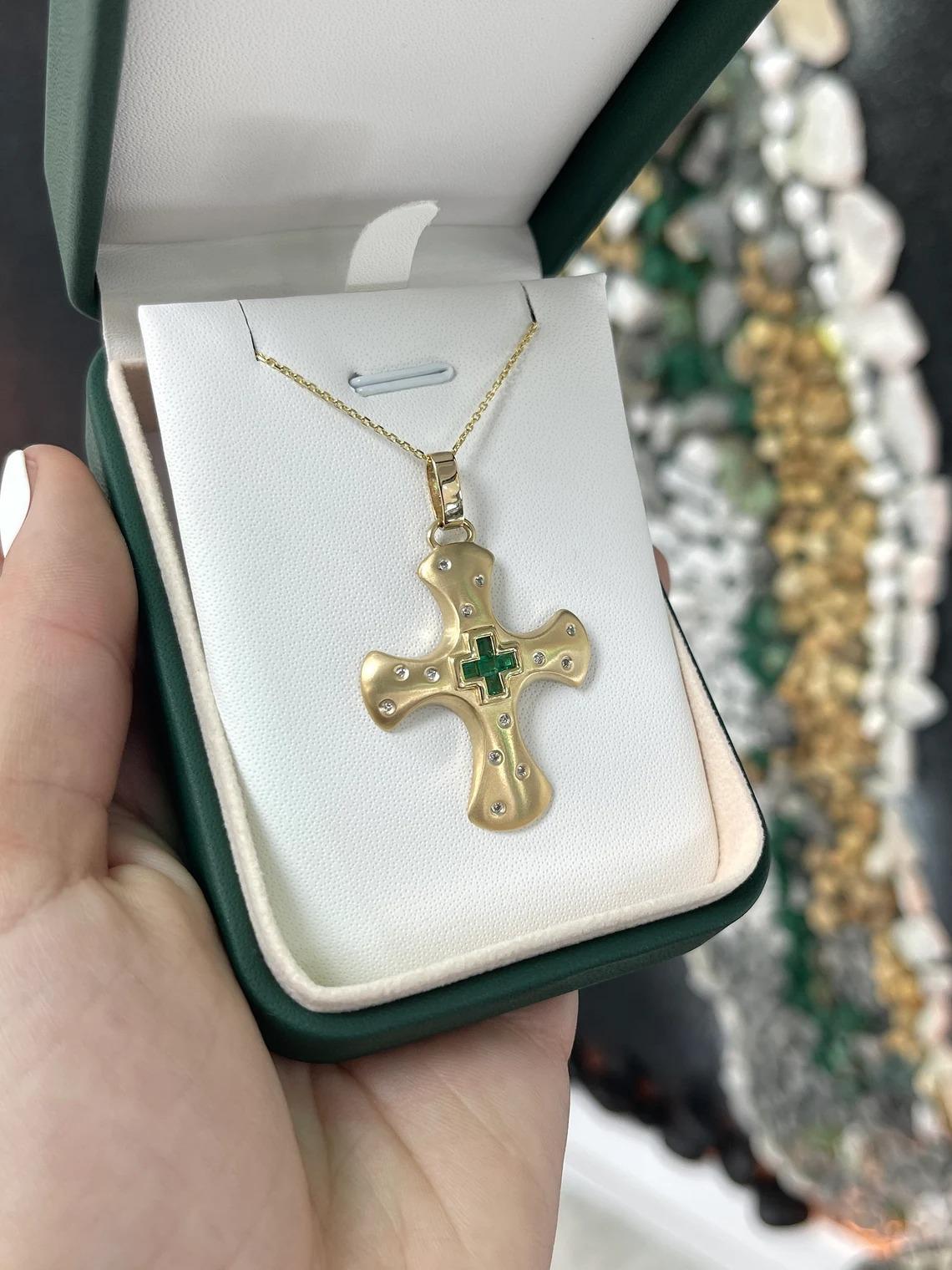 Taille Asscher Croix religieuse en or 14 carats avec diamants et émeraudes naturelles taille Asscher de 0,45 carat en vente