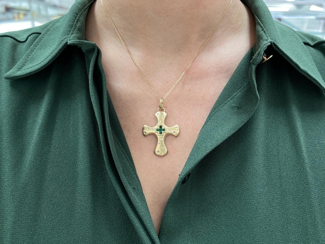 0,45tcw 14K Religiöses Kreuz mit Smaragd im Asscher-Schliff und Diamant-Akzent-Lünette  im Angebot 1