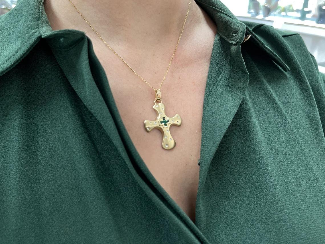 0,45tcw 14K Religiöses Kreuz mit Smaragd im Asscher-Schliff und Diamant-Akzent-Lünette  im Angebot 2