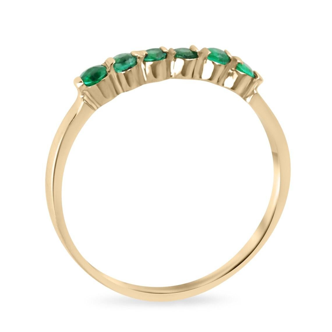 Dieses exquisite Smaragdband für die Ewigkeit eignet sich perfekt als Ergänzung zu Ihrem Solitär-Verlobungsring oder als elegante Ergänzung Ihrer täglichen Schmuckauswahl. Die sechs kolumbianischen Smaragde im Rundschliff, von denen jeder