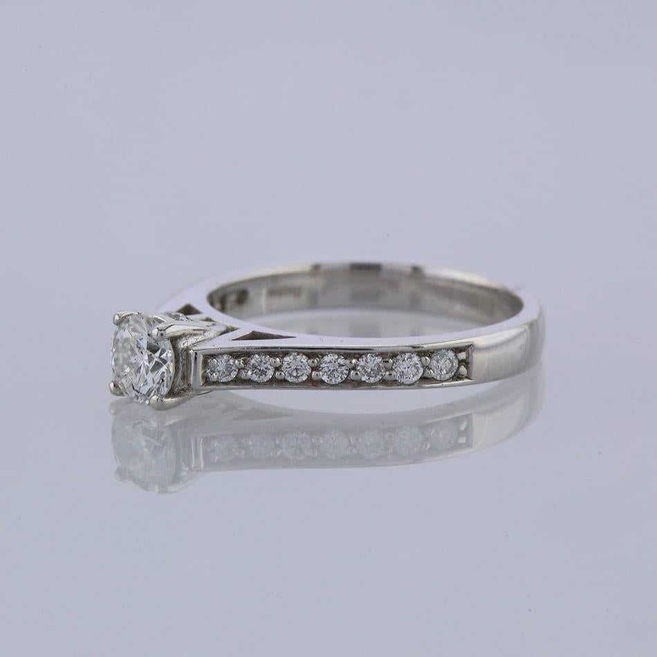 Dies ist ein Solitär-Diamantring aus 18 Karat Weißgold. Der Diamant ist in einer erhöhten 4-Krallen-Fassung mit 7 abgestuften Diamanten auf jeder Schulter gefasst.

Zustand: Gebraucht (Ausgezeichnet)
Gewicht: 3,2 Gramm
Größe: I
Karatgewicht der