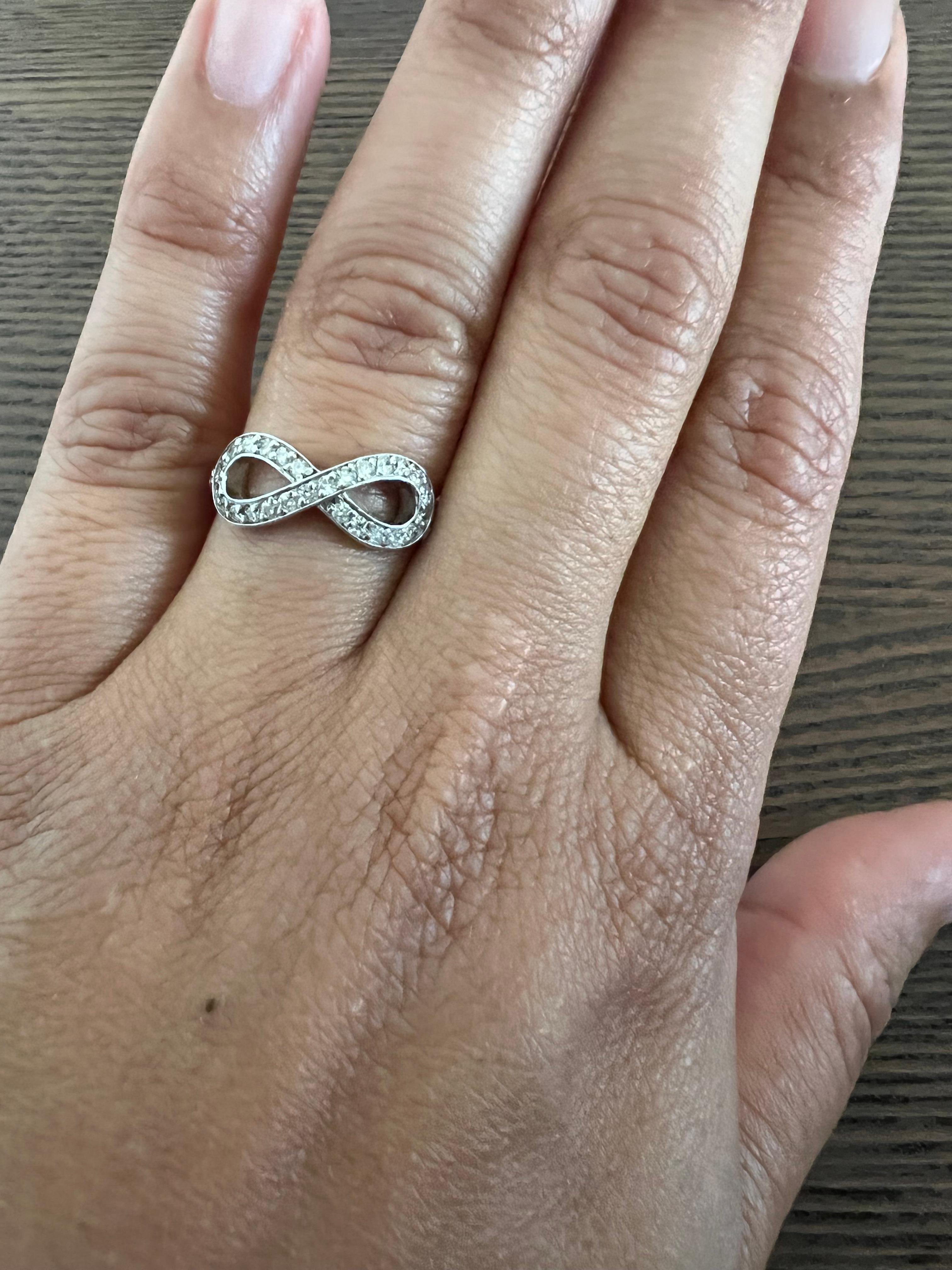 0.46 Carat Infinity Diamond 14 Karat White Gold Ring In New Condition For Sale In Los Angeles, CA