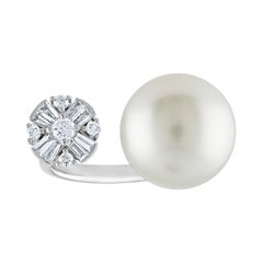 Bague en or entre les doigts avec diamants de 0,46 carat et perle des mers du Sud