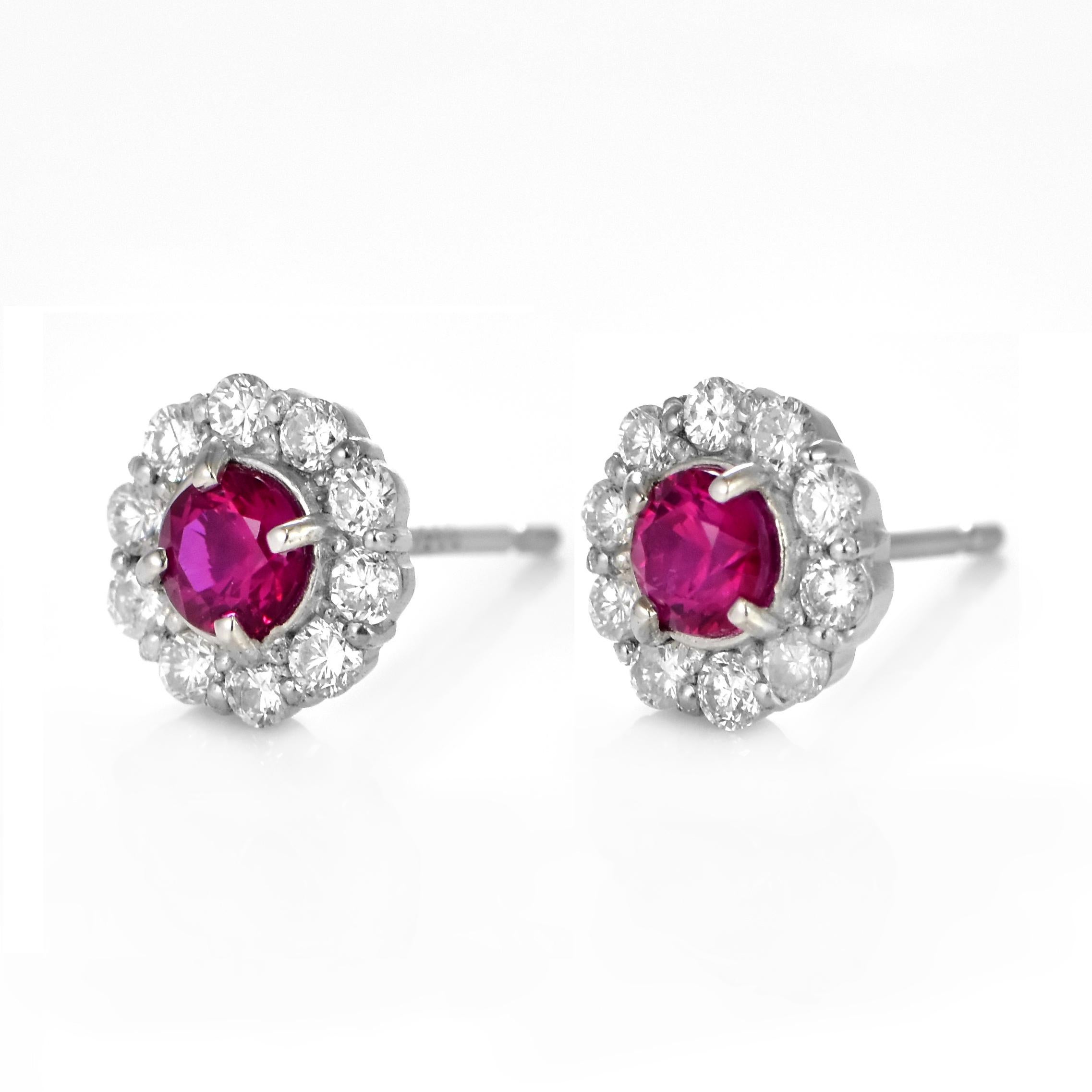 Ein prächtiges Paar Rubine mit einem Gesamtgewicht von 0.46 Karat. Die Diamanten haben einen Wert von weiteren 0,34 Karat. Rubine werden im Sanskrit als 