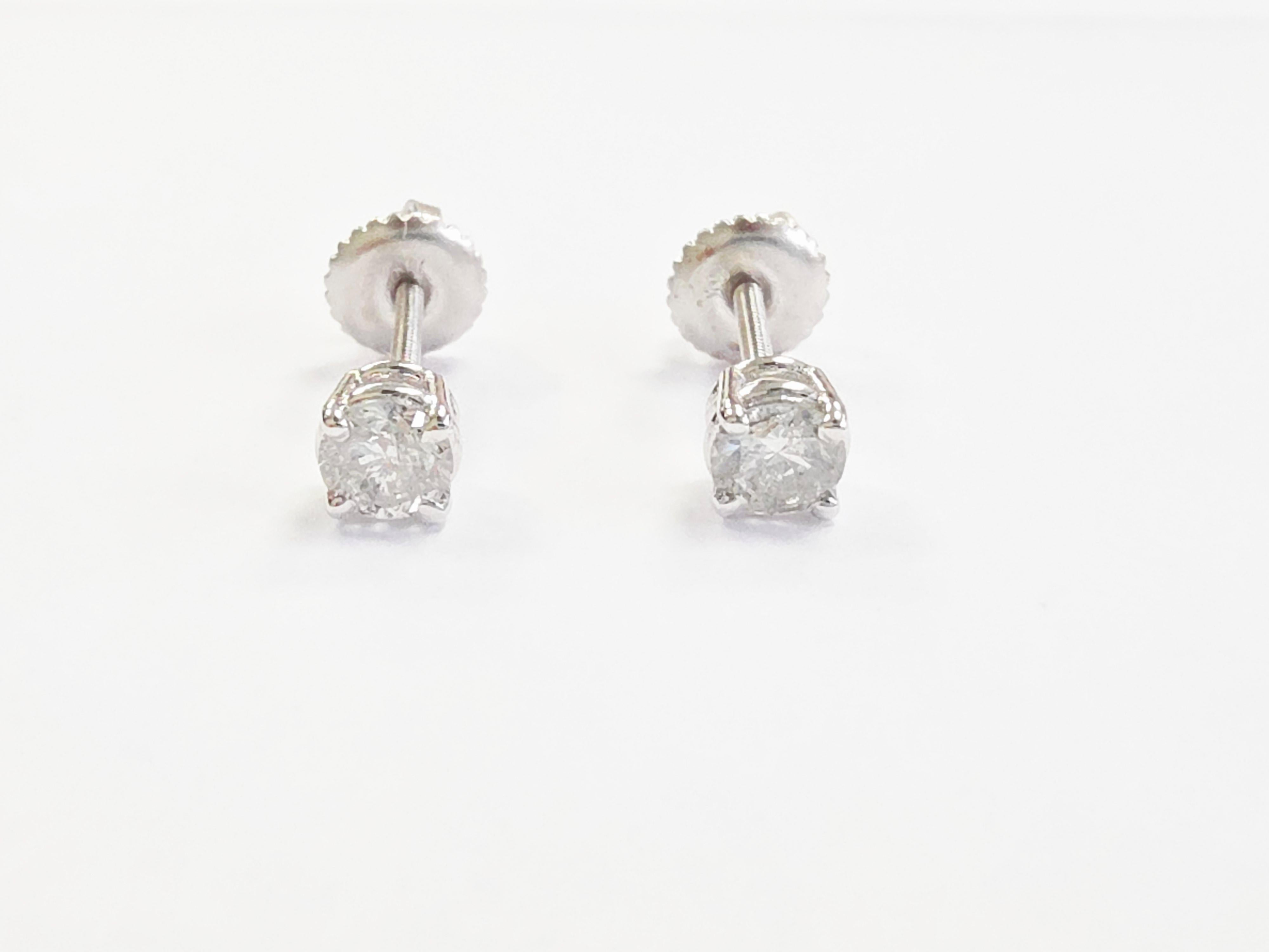 Orecchini con diamanti tondi naturali da 0,46 carati in oro bianco 14K

Aggiungi un'eleganza senza tempo alla tua collezione di gioielli con questi bellissimi gioielli da 0.46  orecchini con diamanti naturali da un carato. Ogni orecchino presenta un