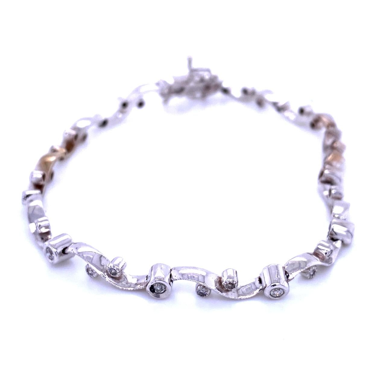 Taille ronde Bracelet en or 14 carats en forme de S avec diamants ronds sertis en lunette de 0,46 carat en vente