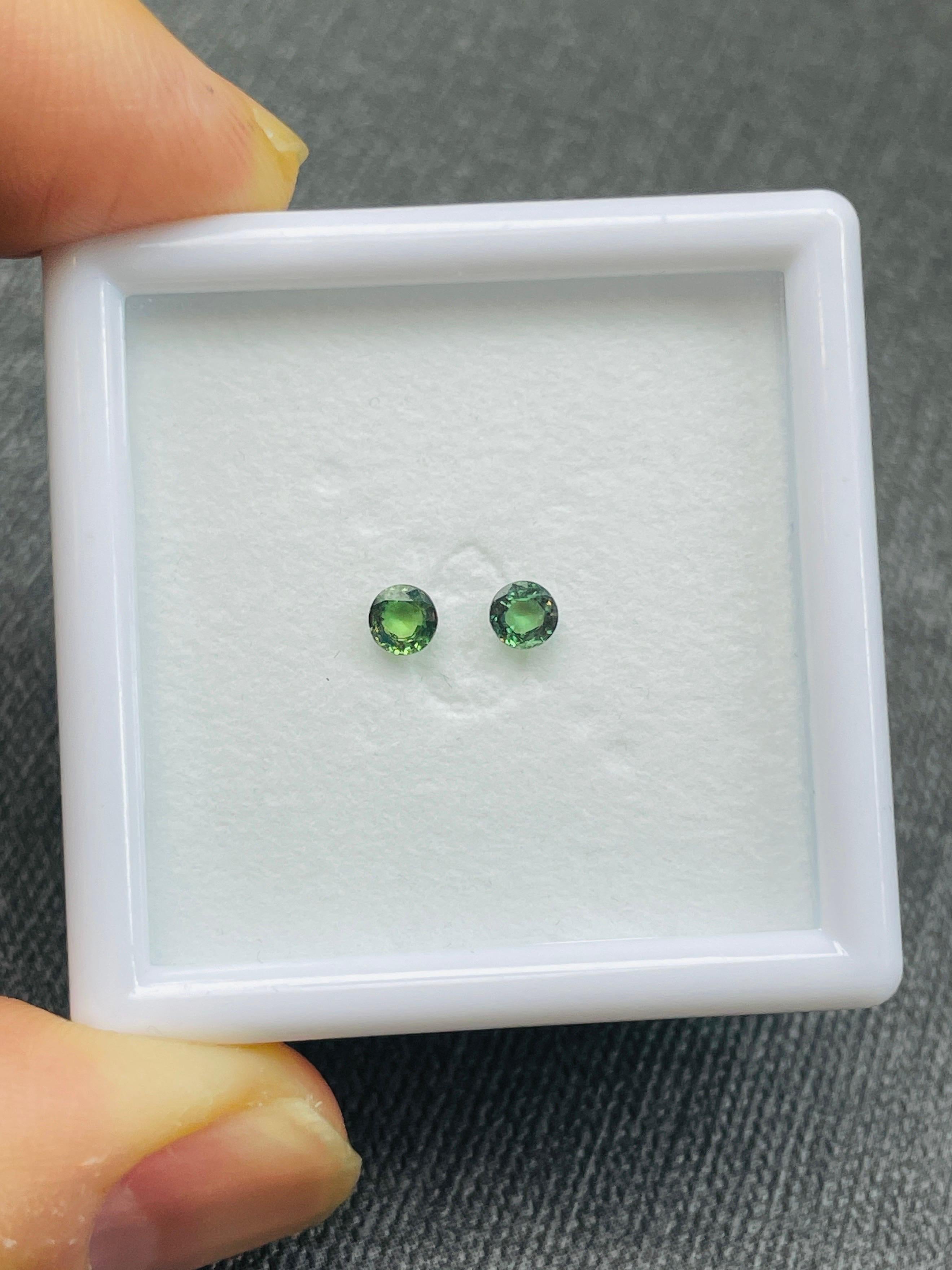 Paire de pierres précieuses rares de 0,46 carat, de couleur vert alexandrite à rose orange œil ouvert Unisexe en vente