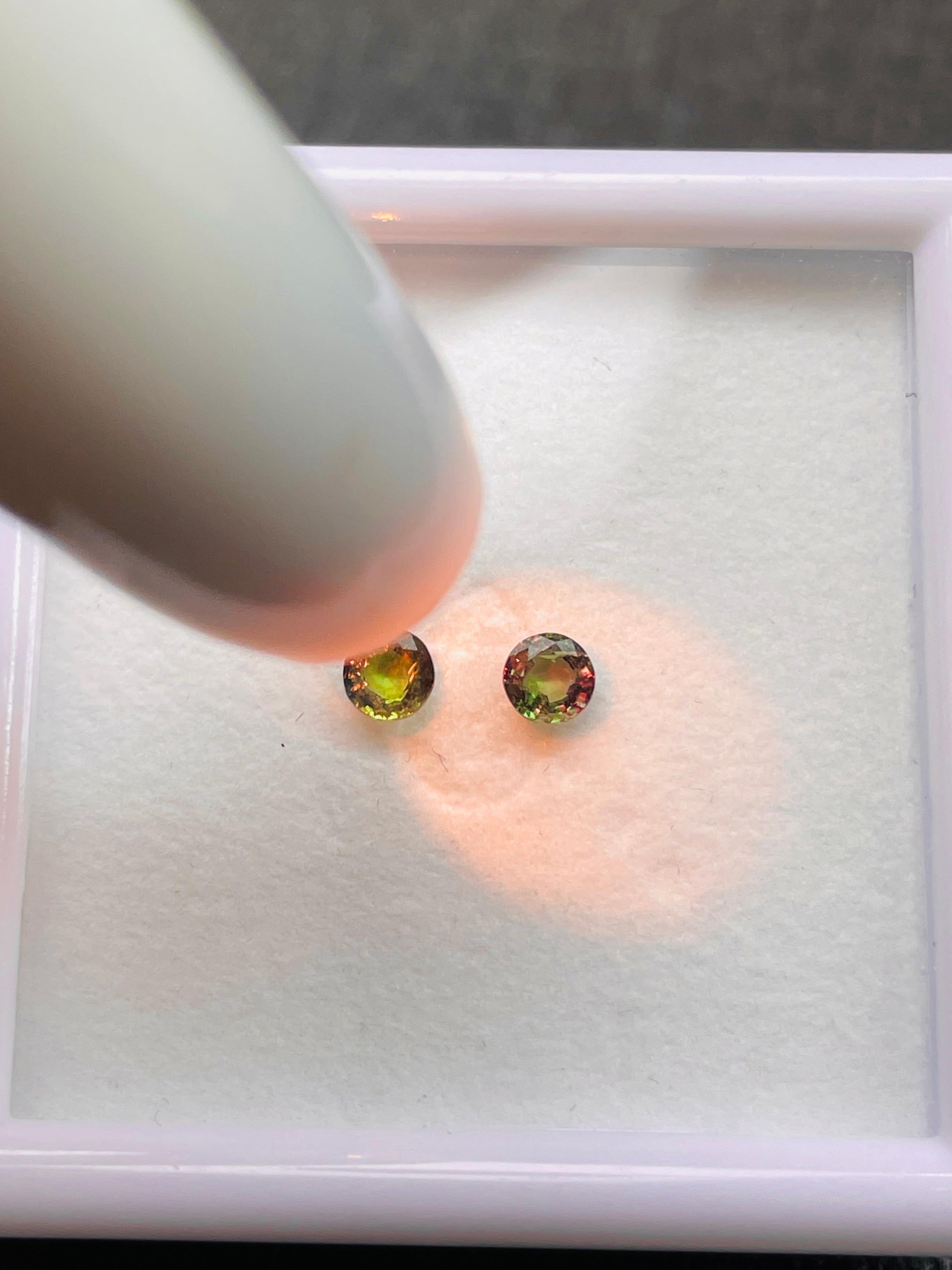 Paire de pierres précieuses rares de 0,46 carat, de couleur vert alexandrite à rose orange œil ouvert en vente 1