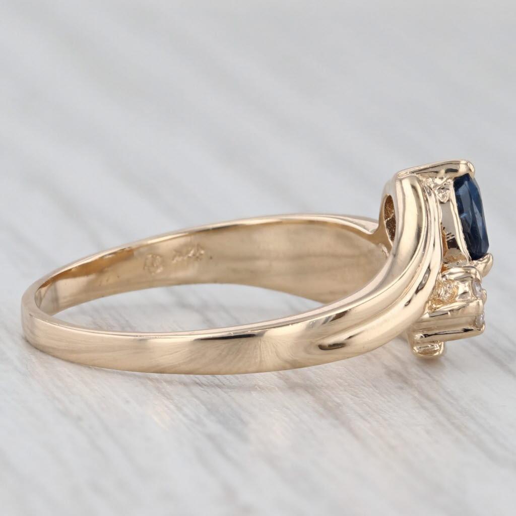 Informations sur les pierres précieuses :
- Saphir Naturel -
Carats - 0.40ct 
Coupe - Poire
Couleur - Bleu foncé
Traitement - Chauffé

- Diamants naturels -
Total des carats - 0.06ctw
Taille - Brilliante ronde
Couleur - G - H
Clarté - I1 

Métal :