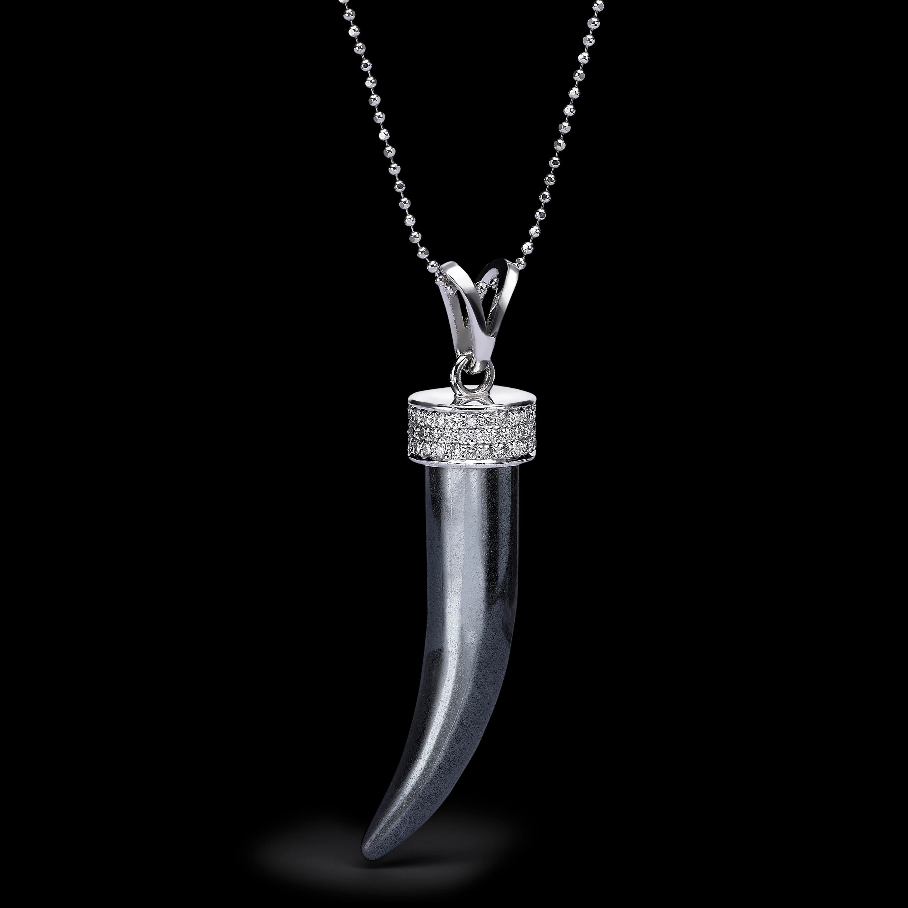 Il pendente unisex in corno di ematite, realizzato a mano, è incastonato con 75 diamanti rotondi taglio brillante su oro bianco 14 carati.
L'ematite ti guida e ti protegge durante il tuo viaggio spirituale e porta equilibrio nella tua vita.
Il