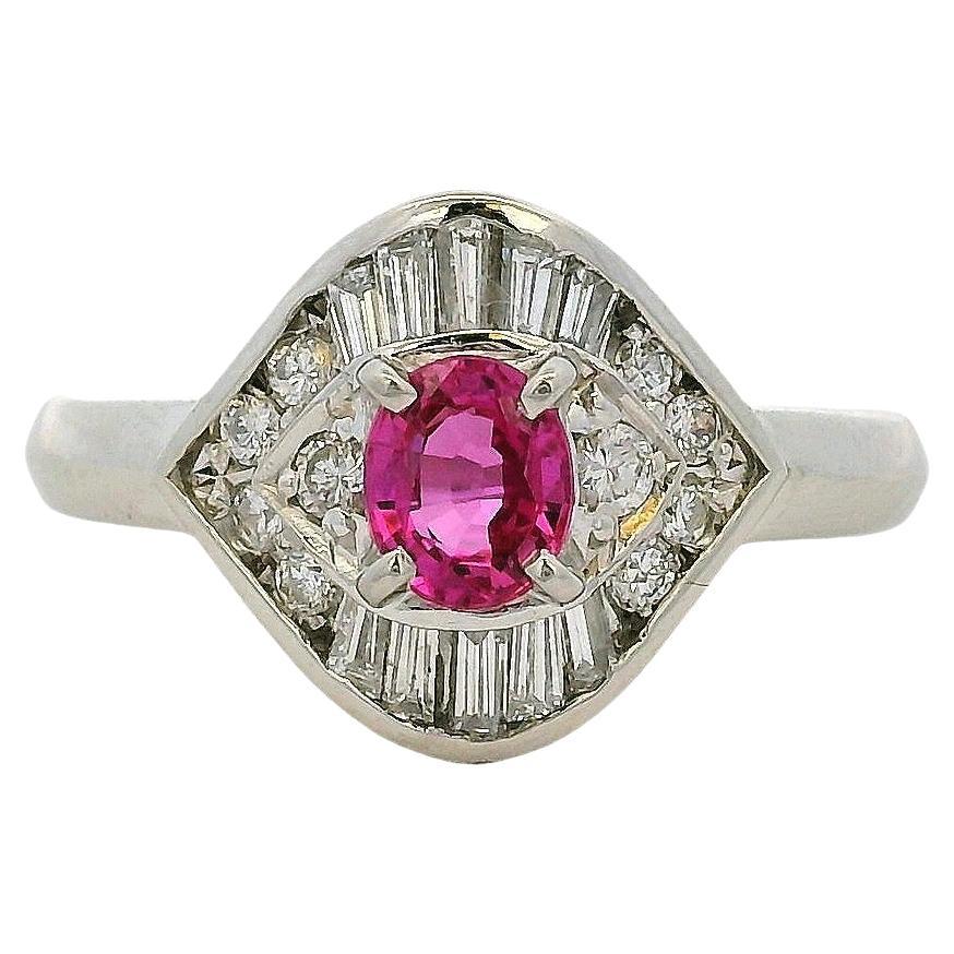 Anello cocktail con occhio di diamante e rubino da 0,47 carati in platino in stock