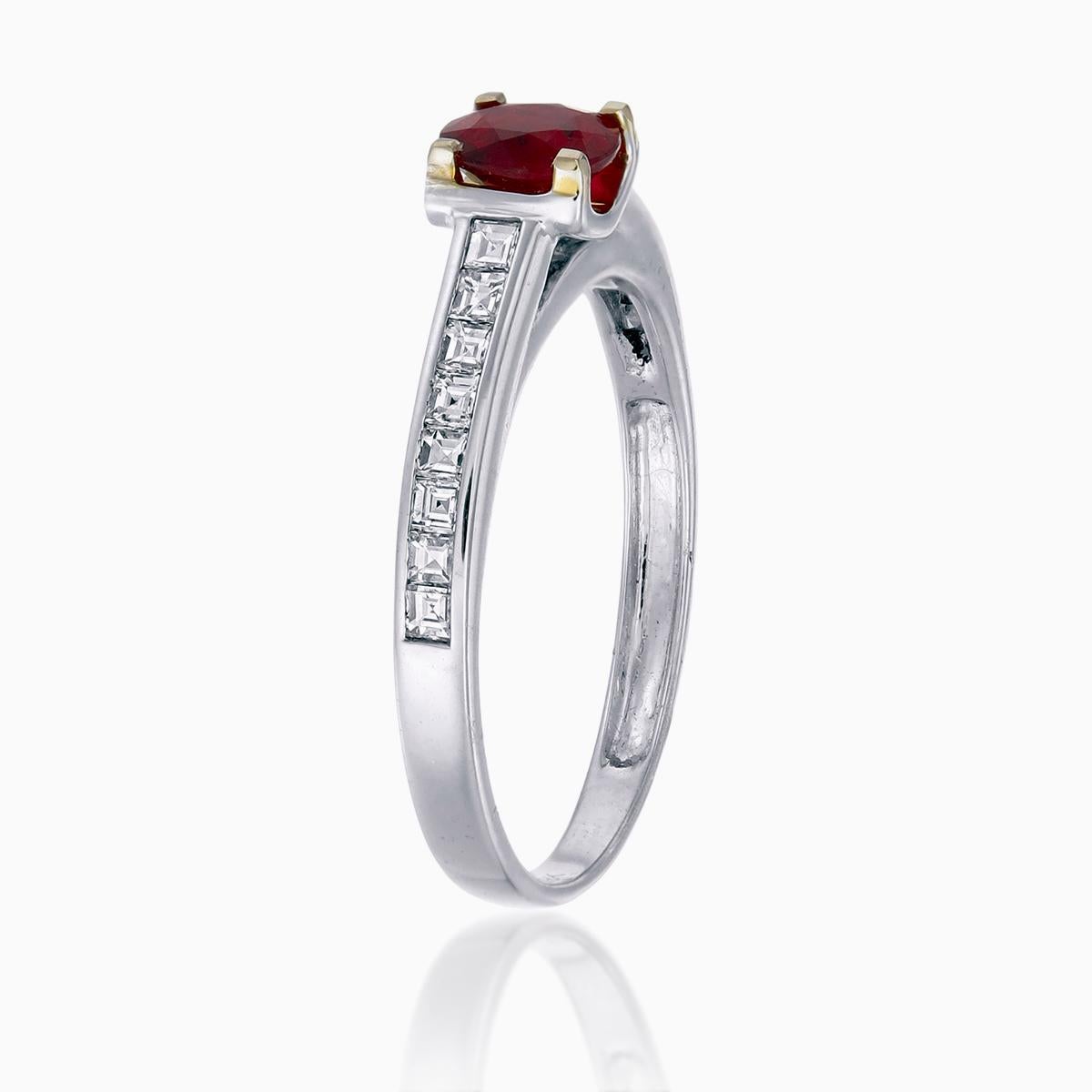 Este anillo presenta un rubí de 0,47 quilates de talla ovalada, que brilla con vibrantes matices rojos. Alrededor del rubí hay 0,34 quilates de diamantes. 

Elaborado en oro blanco de 18 quilates con una sensación de ligereza de 2,25 gramos, este