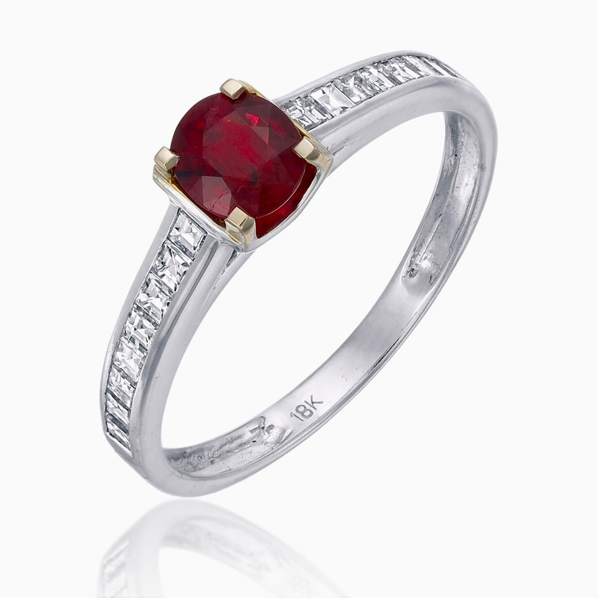 Anillo de rubí talla oval de 0,47 quilates con diamantes en oro blanco de 18 quilates Corte oval en venta