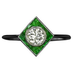 Anello da cocktail geometrico con diamante e smeraldo taglio antico in oro bianco