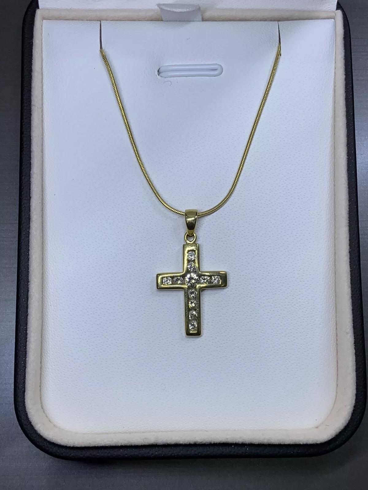 Collana con ciondolo a forma di croce con diamante da 0,47 carati in oro giallo 18 carati Catena a serpente.

Collana con ciondolo a croce con diamante grande e grosso in oro giallo 9k.

Collana a catena sottile di serpente lunga 16 pollici.

Peso