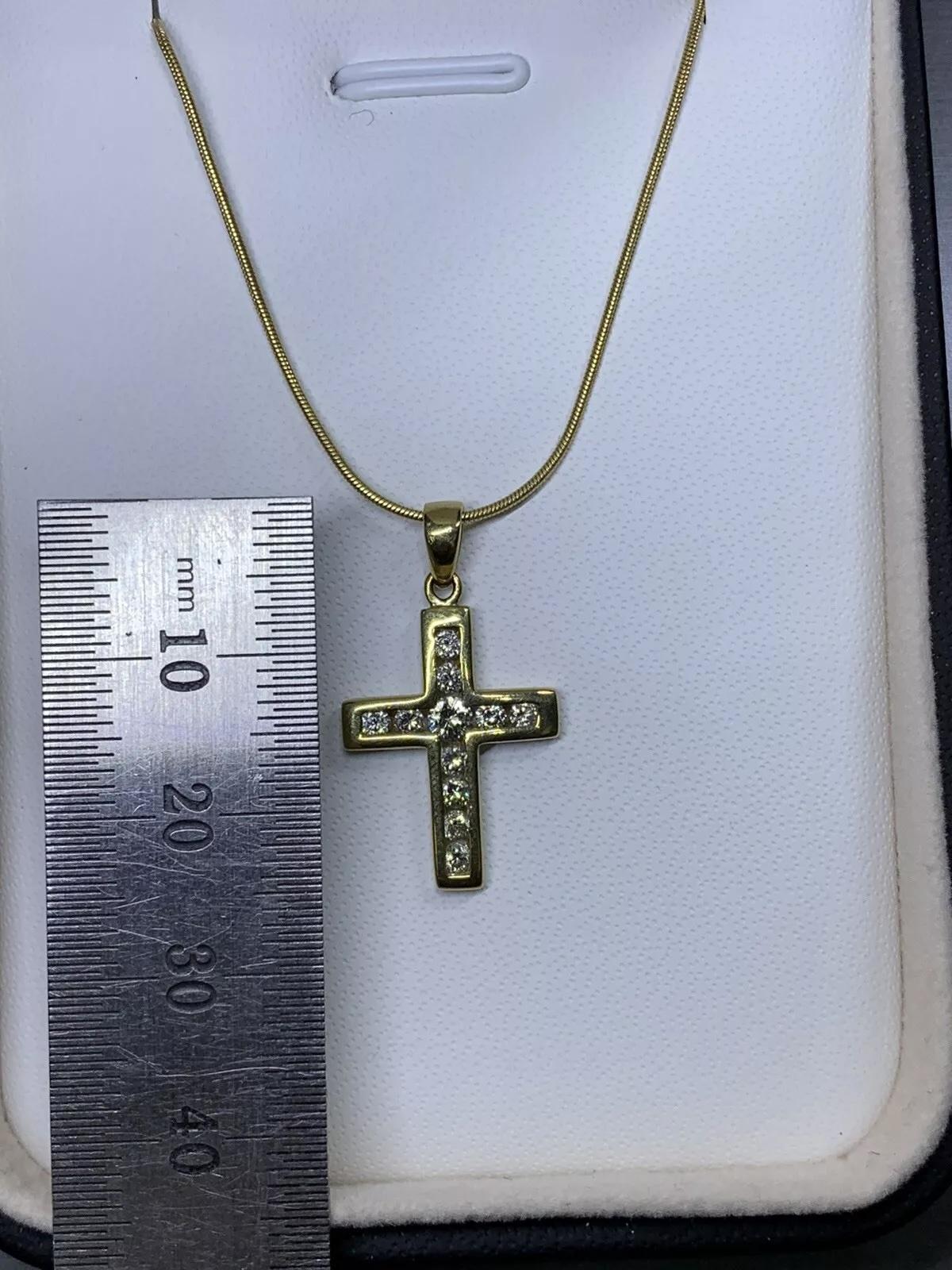 Taglio rotondo Collana con ciondolo a croce con diamante da 0,47ct e catena a serpente in oro giallo 9ct 5,3g in vendita