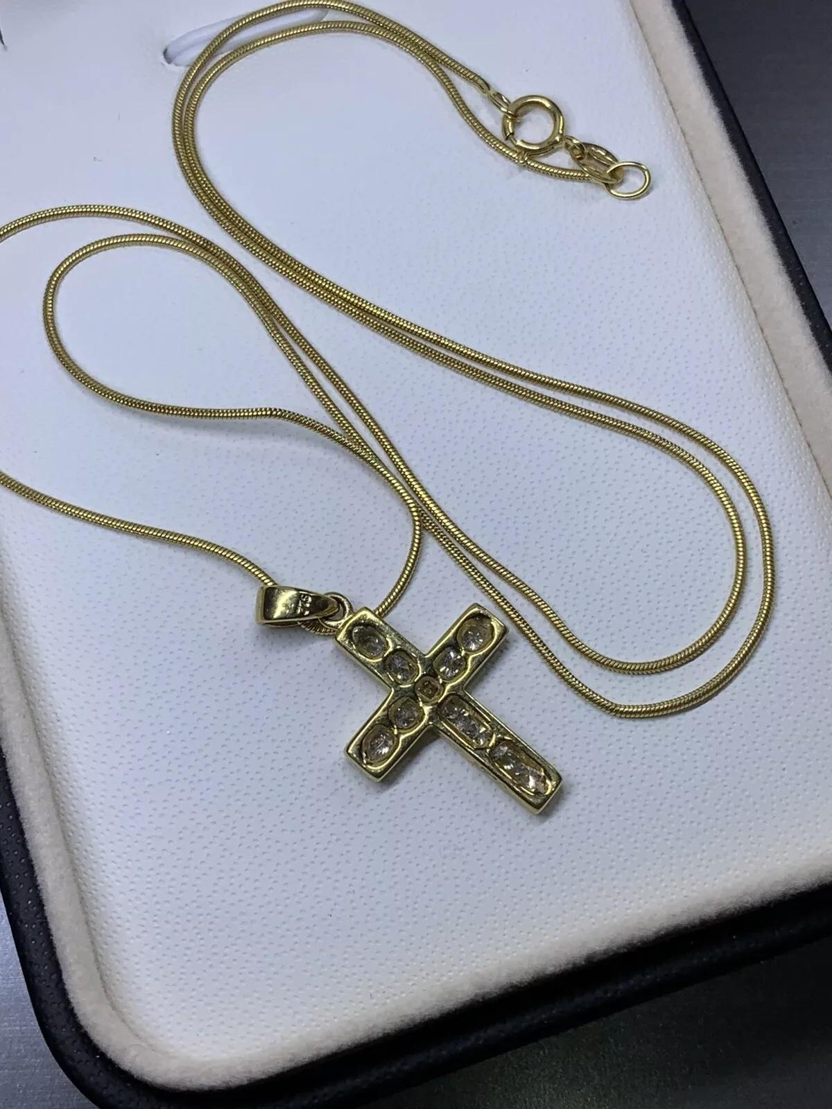 Collana con ciondolo a croce con diamante da 0,47ct e catena a serpente in oro giallo 9ct 5,3g In condizioni Nuovo in vendita a London, GB