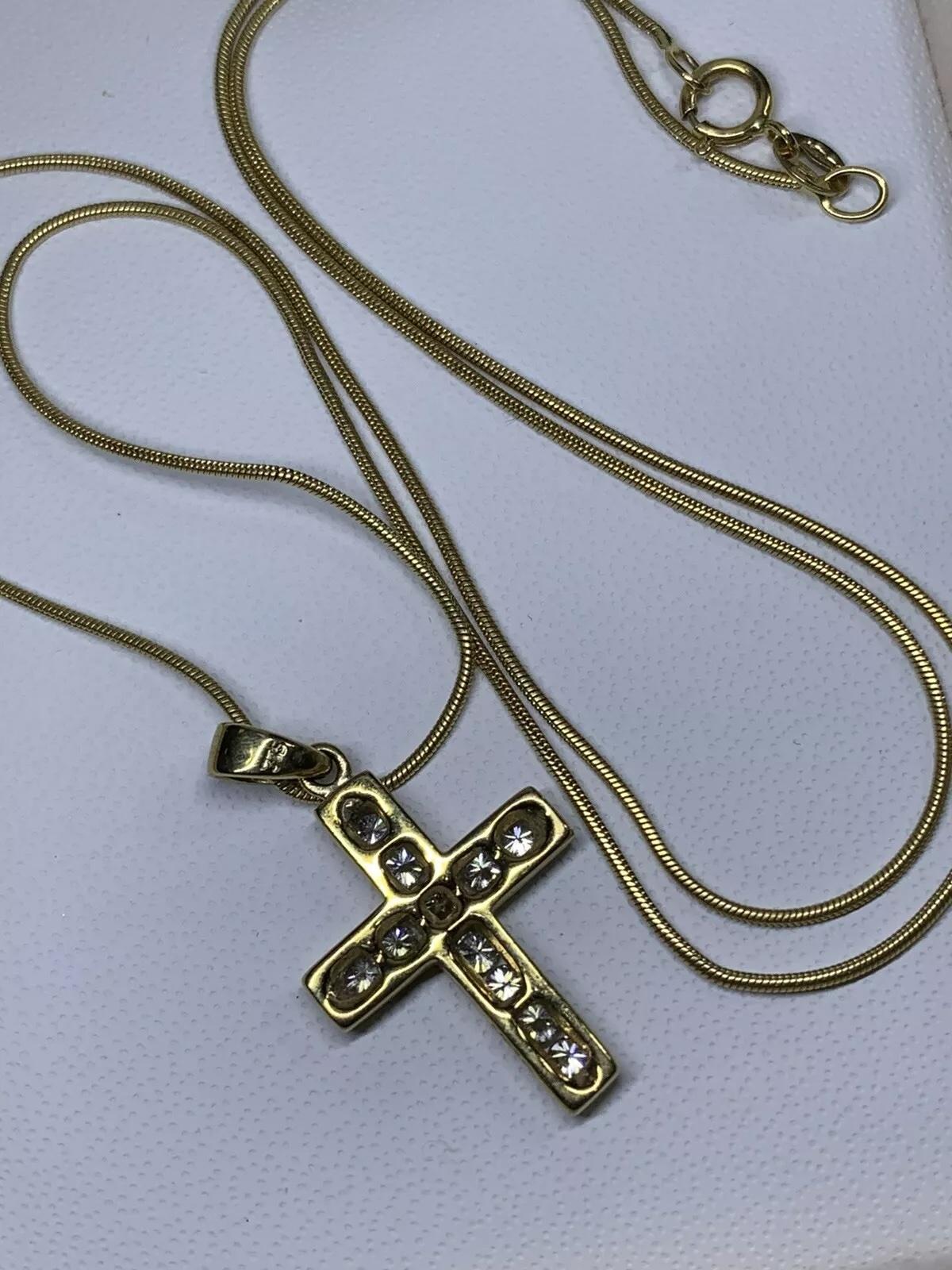 Collana con ciondolo a croce con diamante da 0,47ct e catena a serpente in oro giallo 9ct 5,3g in vendita 1