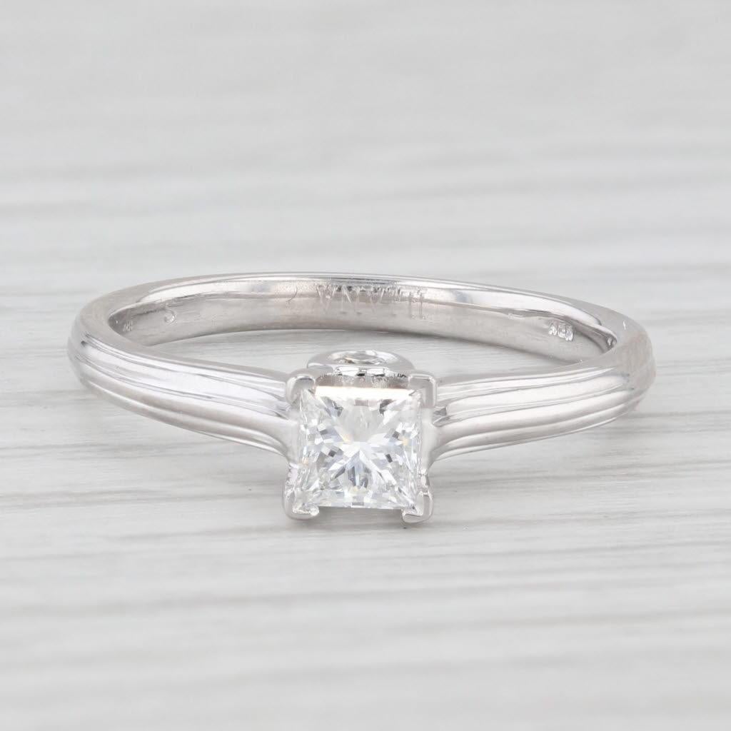 Información sobre la gema:
- Diamante natural -
Quilates - 0.37ct 
Corte - Princesa
Color - H
Claridad - I1 

- Diamantes naturales -
Quilates totales - 0,10ctw
Talla - Redonda brillante
Color - G - H
Claridad - SI1 - I1

Metal: Oro blanco de 18
