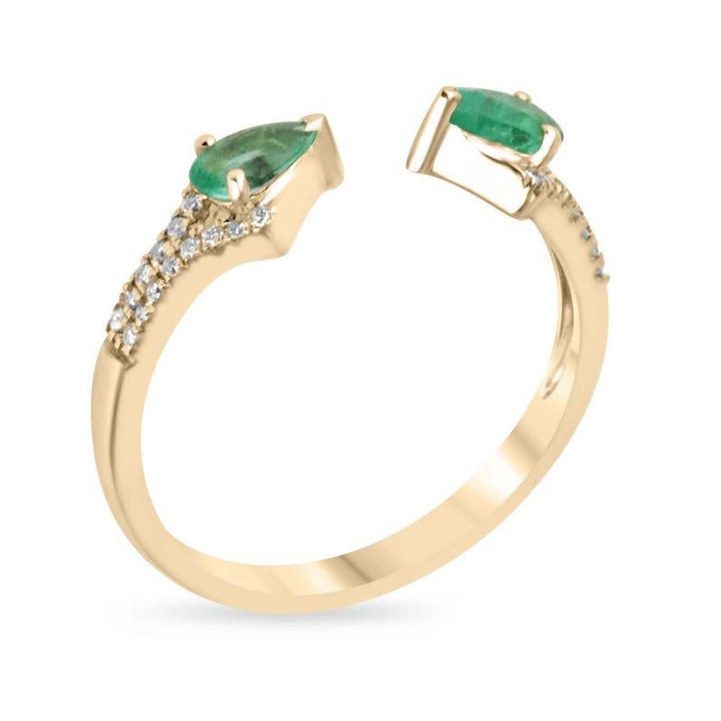 Dieser trendige Ring mit offener Stapelung zeichnet sich durch zwei leuchtende Smaragde im Birnenschliff aus, die jedes Ende des Rings anmutig akzentuieren und ihm einen kühnen und doch eleganten Look verleihen. Entlang der Seiten sind mit Pave