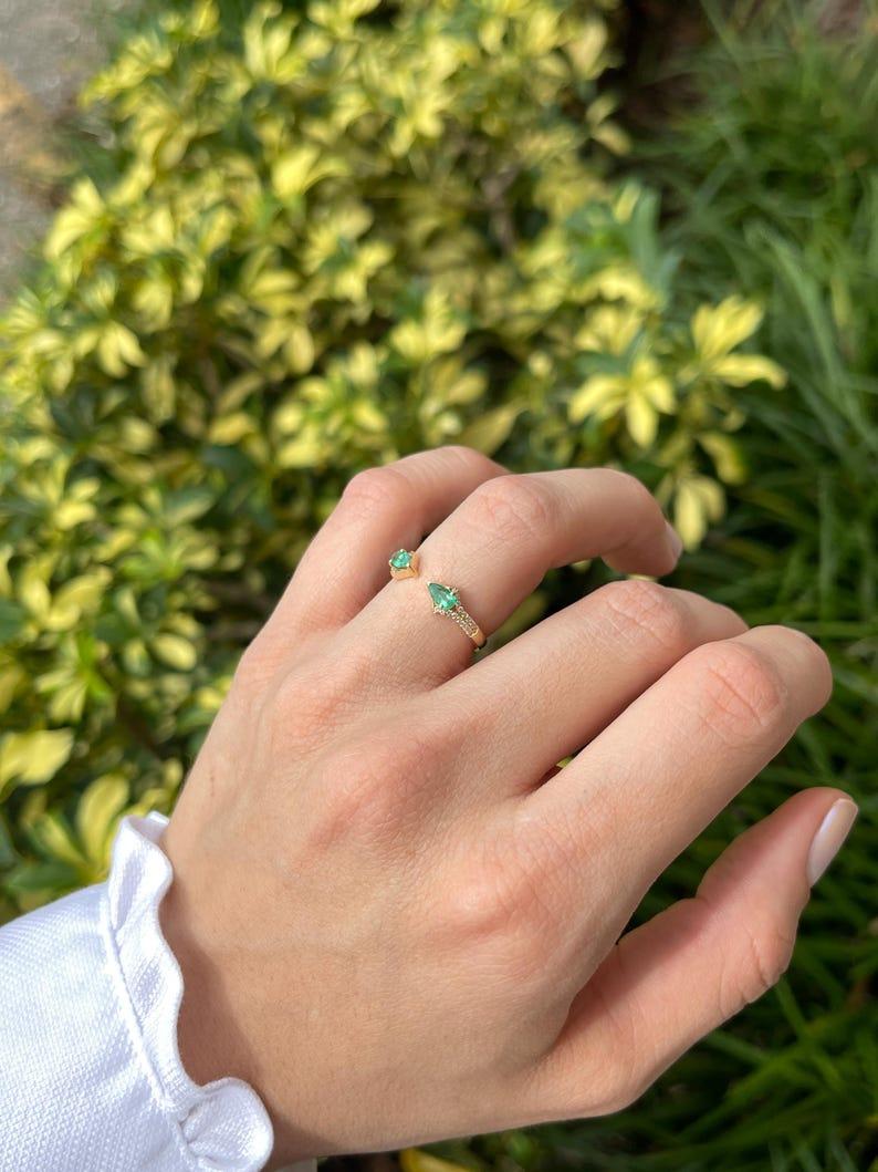 0,47tcw 14K Smaragd & Diamant Stacker-Ring - Birnenschliff Pave Akzente 585 Gold (Tropfenschliff) im Angebot
