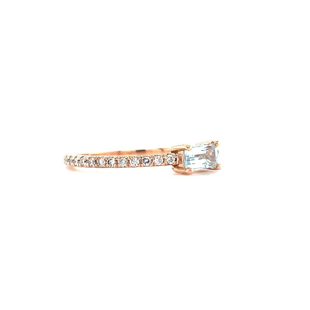 Contemporain Anneau de cocktail en or rose avec aigue-marine de 0,48 carat et diamants en vente