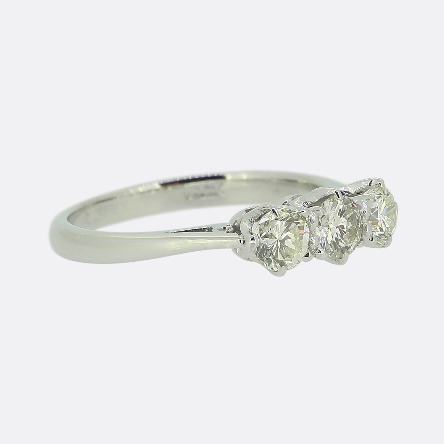 Taglio brillante Anello a tre pietre con diamante da 0.48 carati in vendita