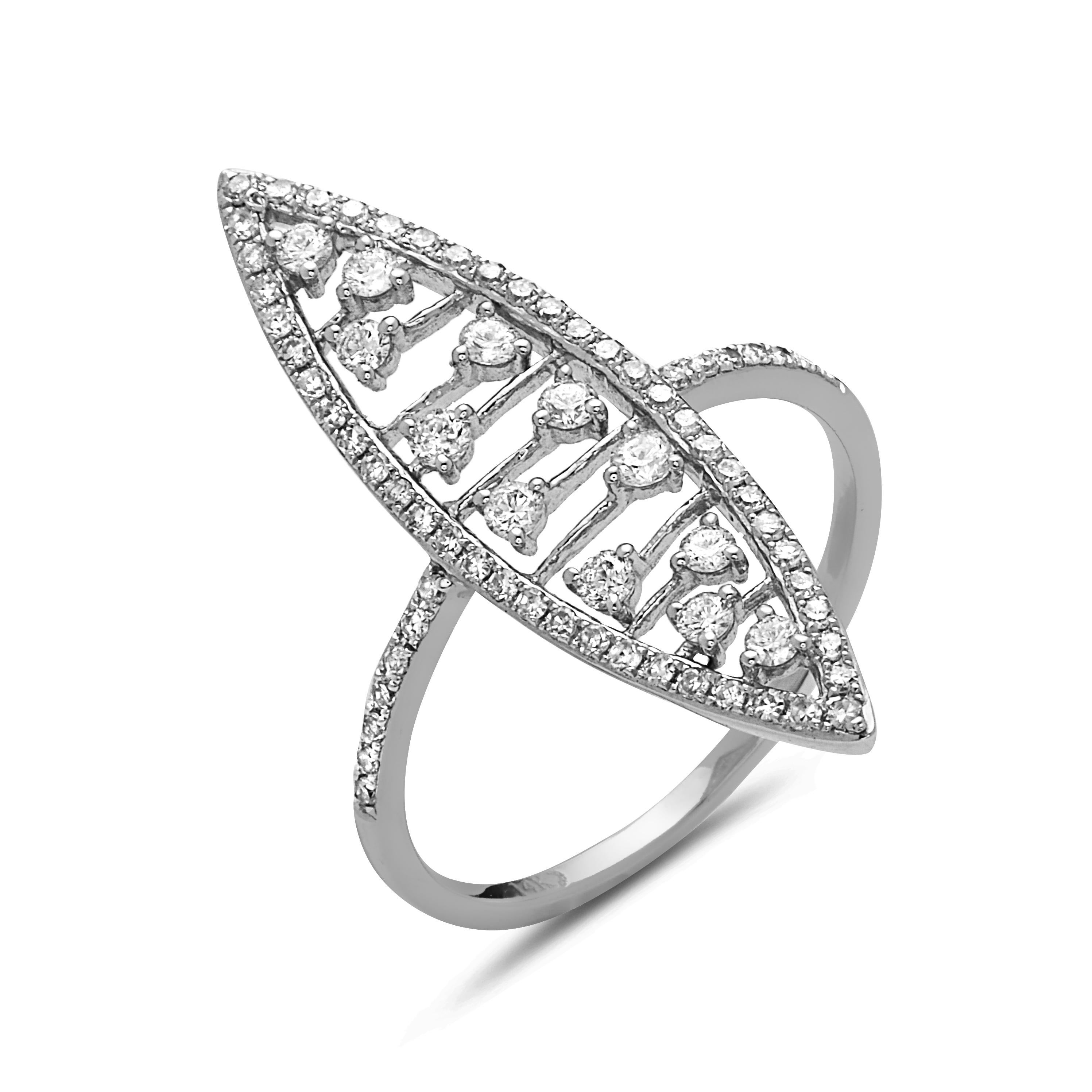 Dieser atemberaubende Ring ist mit einem wunderschönen Marquise-Cluster aus weißen Diamanten besetzt. Der Diamant-Cluster sitzt auf einem Diamant-Schaft. Dieser Ring ist in 14K Weißgold gefasst. Gesamtgewicht der Diamanten = 0,48 Karat. Die