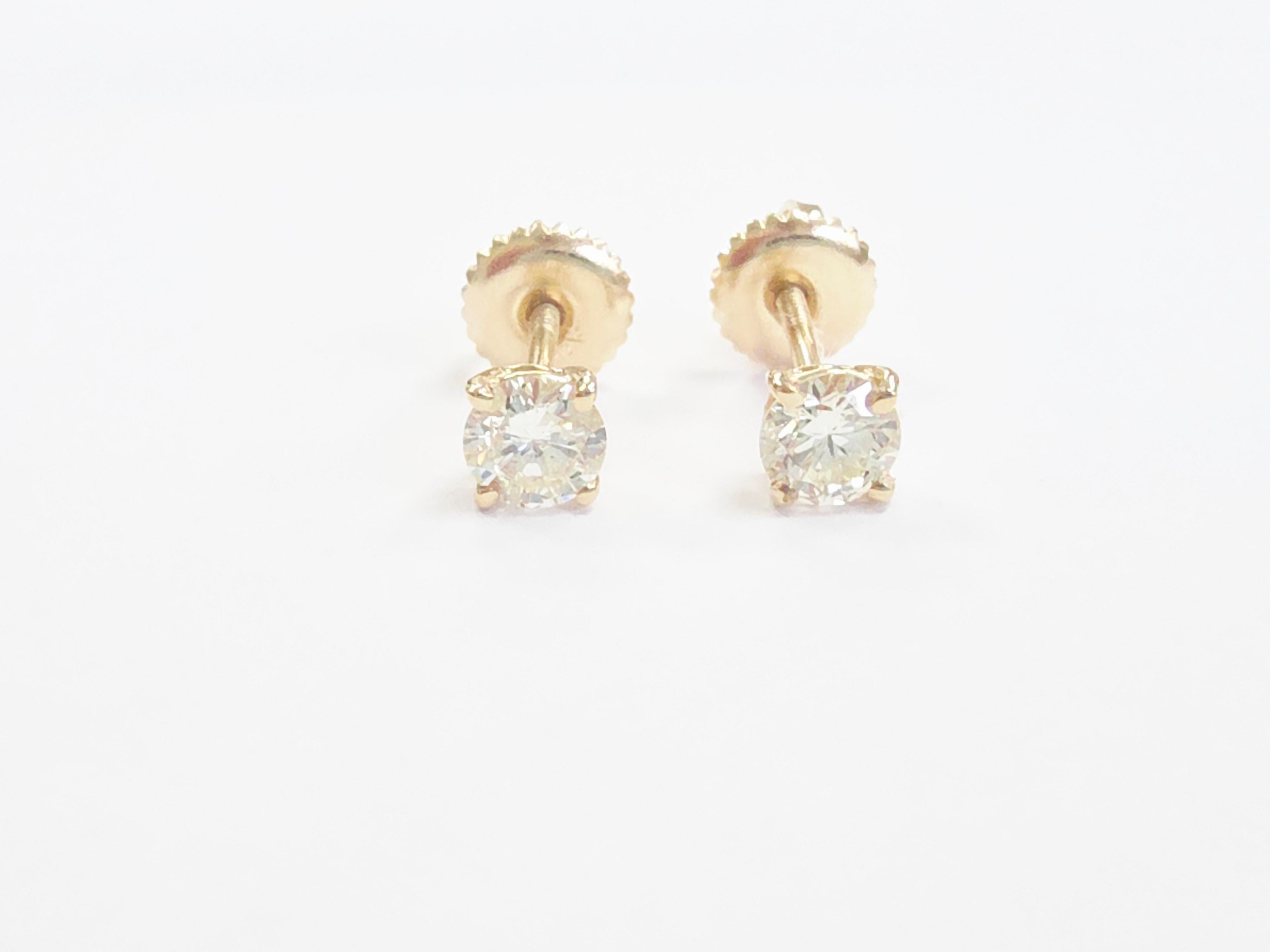 0,48 Karat natürliche runde Brillant-Diamant-Ohrstecker aus 14K Gelbgold

Dieses zeitlose Paar Ohrstecker aus natürlichen Diamanten mit insgesamt 0,48 Karat runden Brillanten in klassischem 14-karätigem Gelbgold wertet Ihre Schmucksammlung