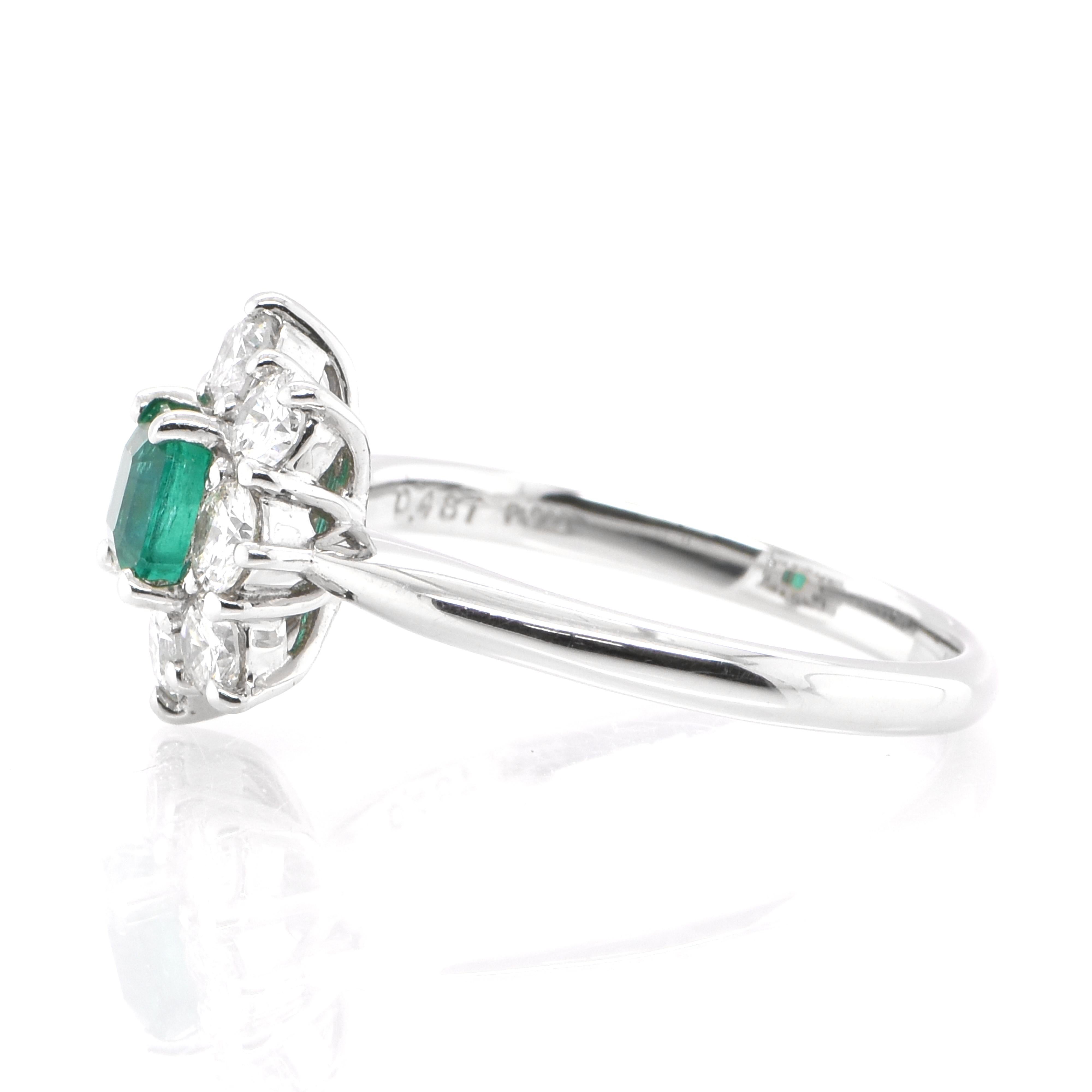 0.48 Carat Natural Colombian Emerald and Diamond Ring Set in Platinum In New Condition For Sale In Tokyo, JP