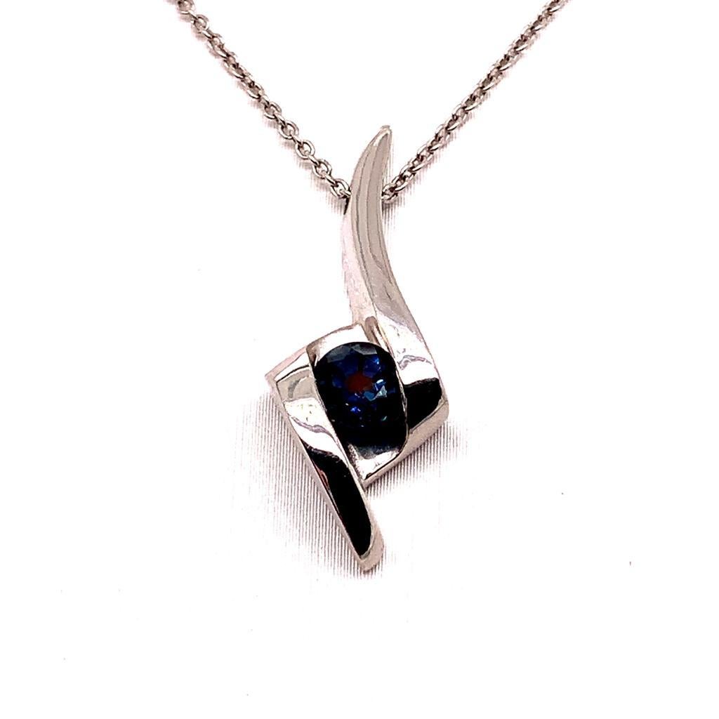 0.48 Carat Round Brilliant Blue Sapphire and 18K White Gold Pendant Necklace In New Condition For Sale In London, GB
