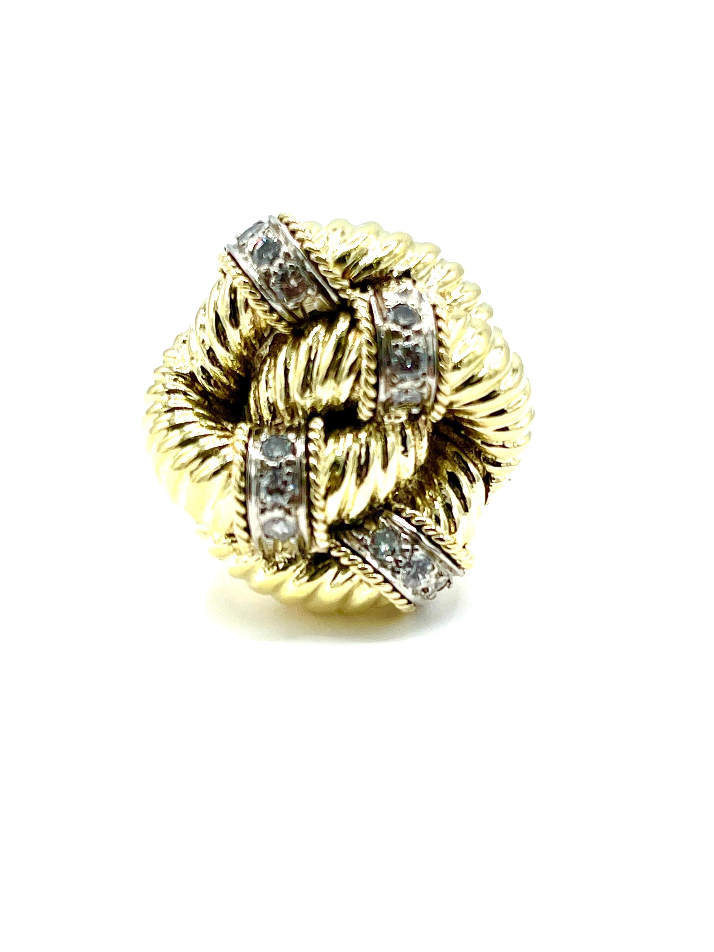 Ein wunderschön gestalteter handgefertigter Diamant-Cocktailring!  Der Ring hat die Form eines Liebesknotens, in dessen Schleifen aus 18 Karat Gelbgold Diamanten eingefasst sind.  Der Ring ist mit 12 Diamanten mit einem Gesamtgewicht von 0,48 Karat