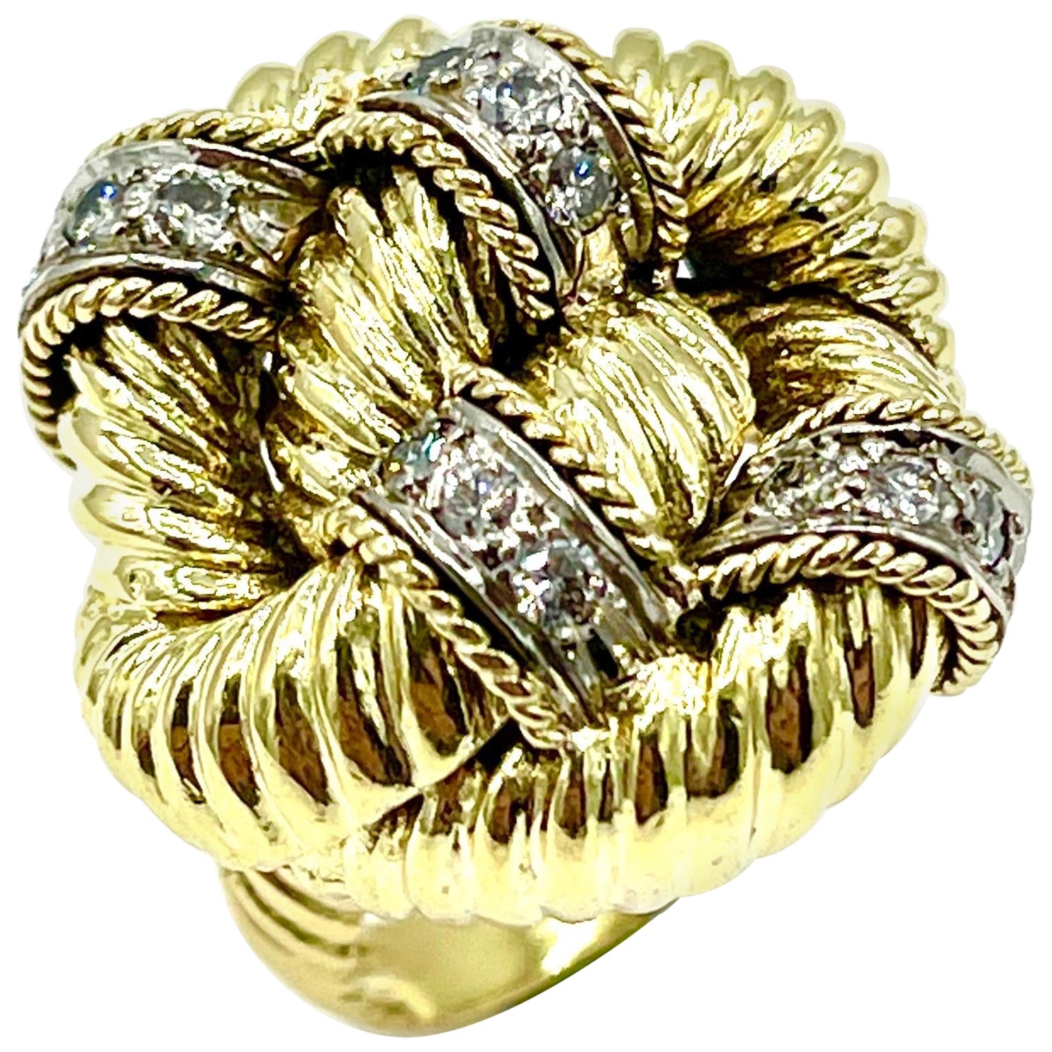 Anello da cocktail con diamante tondo brillante da 0,48 carati e nodo in oro giallo 18 carati