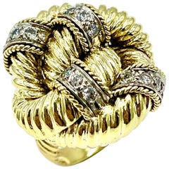 Anello da cocktail con diamante tondo brillante da 0,48 carati e nodo in oro giallo 18 carati
