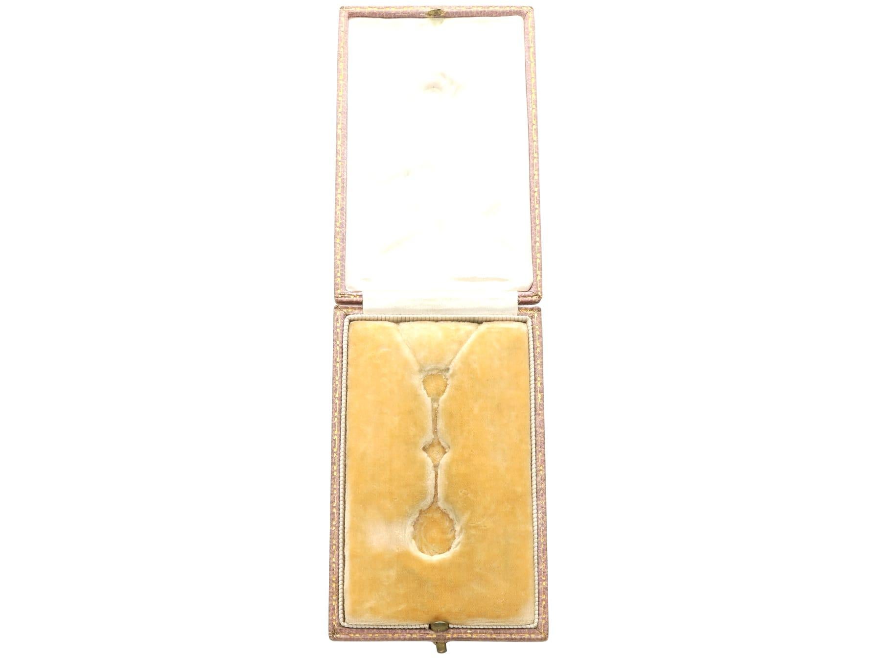 Pendentif en or jaune 15 carats avec saphirs de 0,48 carat et diamants de 0,09 carat, c. 1910 en vente 6