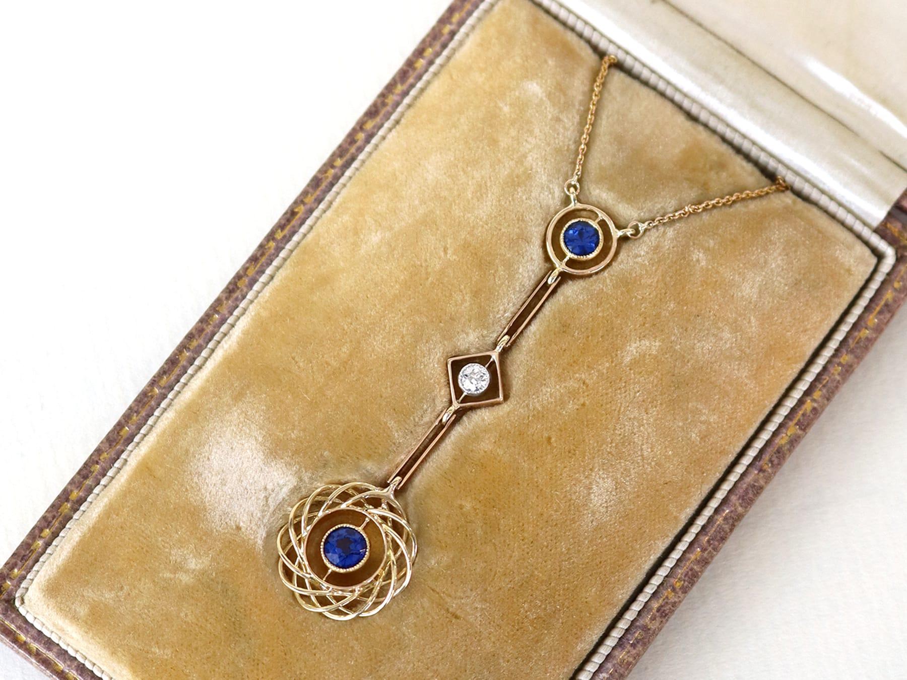 Taille ronde Pendentif en or jaune 15 carats avec saphirs de 0,48 carat et diamants de 0,09 carat, c. 1910 en vente