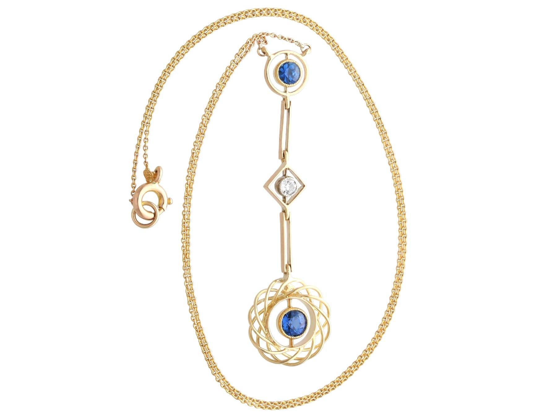 Pendentif en or jaune 15 carats avec saphirs de 0,48 carat et diamants de 0,09 carat, c. 1910 Unisexe en vente