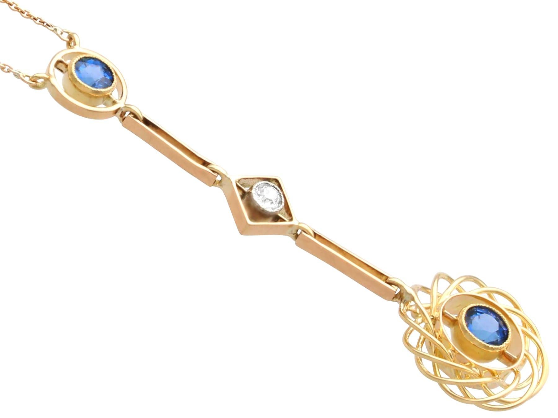Pendentif en or jaune 15 carats avec saphirs de 0,48 carat et diamants de 0,09 carat, c. 1910 en vente 1