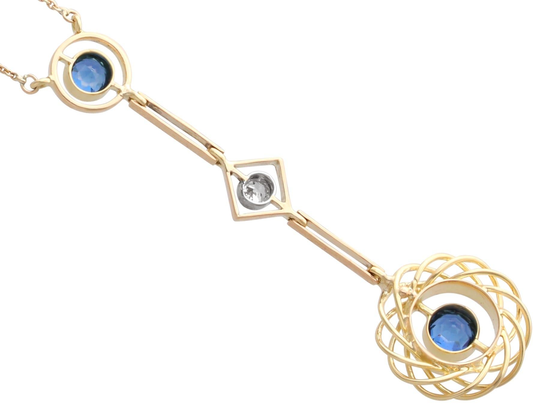 Pendentif en or jaune 15 carats avec saphirs de 0,48 carat et diamants de 0,09 carat, c. 1910 en vente 2