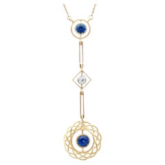 Zaffiro da 0,48 carati e diamante da 0,09 carati in oro giallo 15k Ciondolo Circa 1910