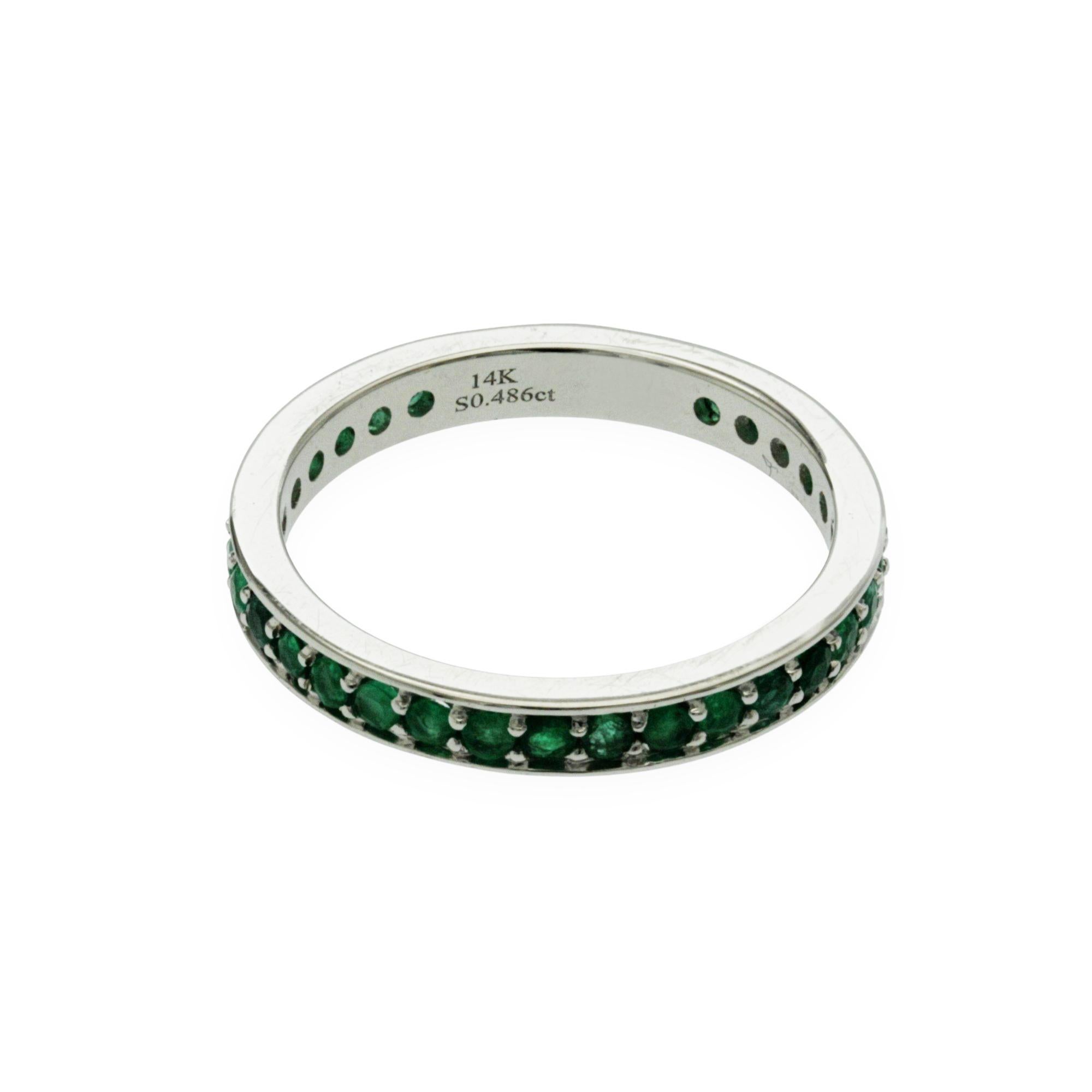 100% authentisch, 100% Kundenzufriedenheit
Breite des Bandes: 2.5 mm
Größe: 5 
Metall:14K Weißgold
Punzierungen: 14K
Gesamtgewicht:  2.3 Gramm
Stein-Typ: 0.48 CT Natürlicher Smaragd
Zustand: Neu
Geschätzter Preis: $1242
Lager-Nummer: RD3018E