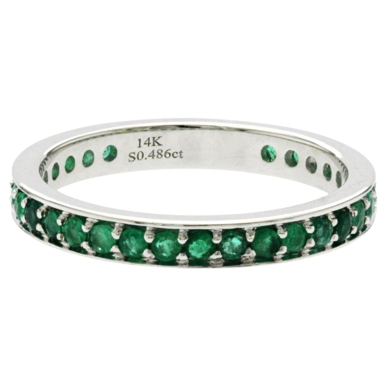 Anello a fascia in oro bianco 14K con smeraldo naturale da 0,48 carati