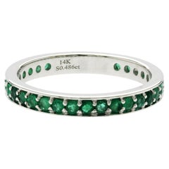 Anello a fascia in oro bianco 14K con smeraldo naturale da 0,48 carati