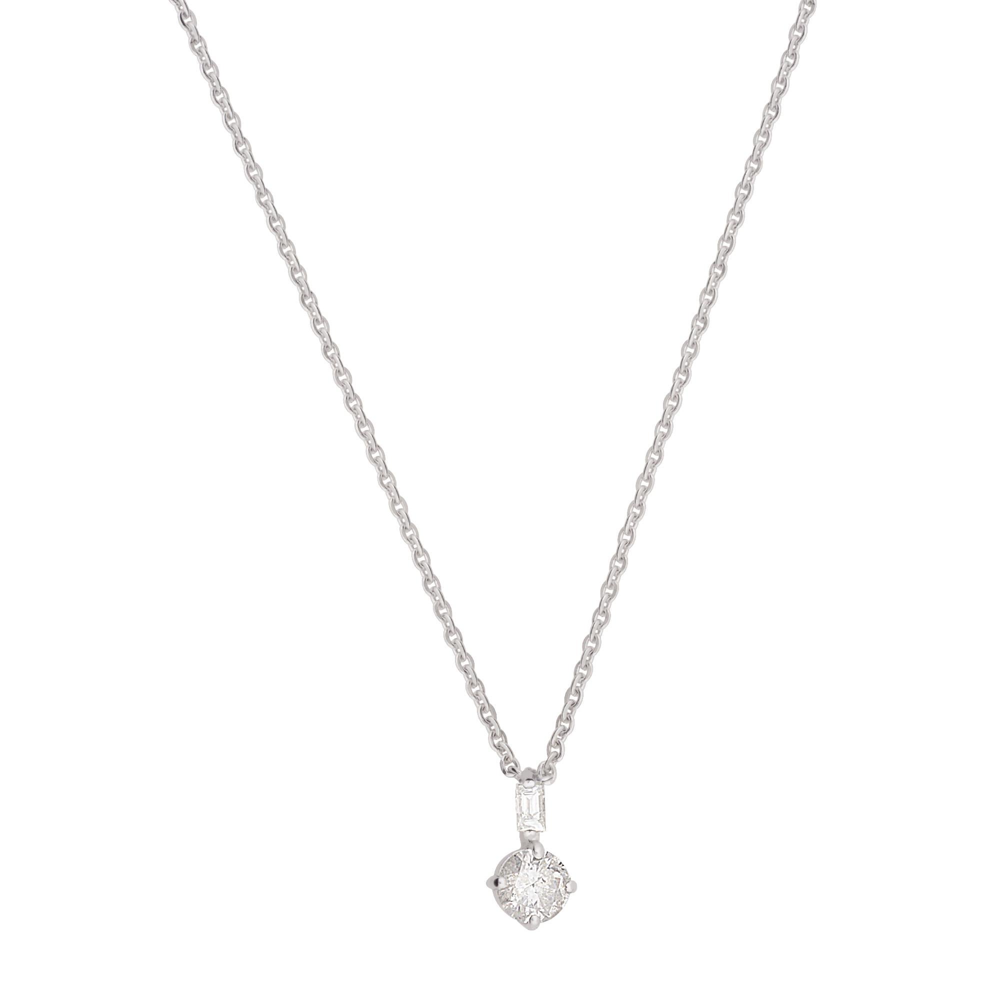 Questa collana è un accessorio versatile che può essere indossato in qualsiasi occasione, sia che si tratti di un evento formale che di un'uscita informale. Aggiunge un tocco di raffinatezza al tuo ensemble, elevando il tuo stile senza