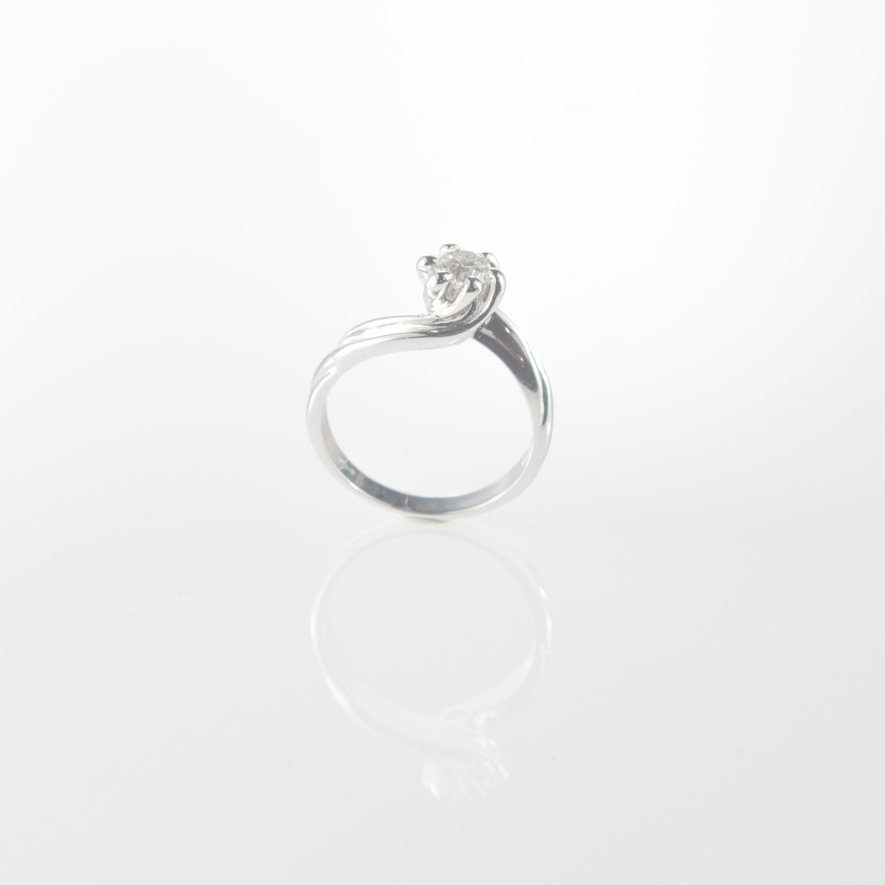 Stunning and breathtaking engagement 0.48 solitaire diamond ring. 18 karat white gold wedding jewel with a round precious stone sustained by white gold in a hexagon shape.

This solitaire diamond ring is inspired by love. This unique feeling is