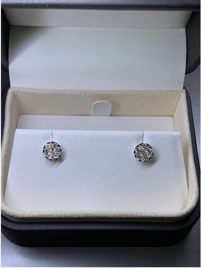 0.48ct Diamond chunky solitaire stud earrings 18ct white gold
0.48ct diamond stud earrings in 18k white gold new.

Diamond stud earrings in 18k white gold fine jewellery

Invisible set diamonds

Classic large looks studs earrings around 1.00ct each