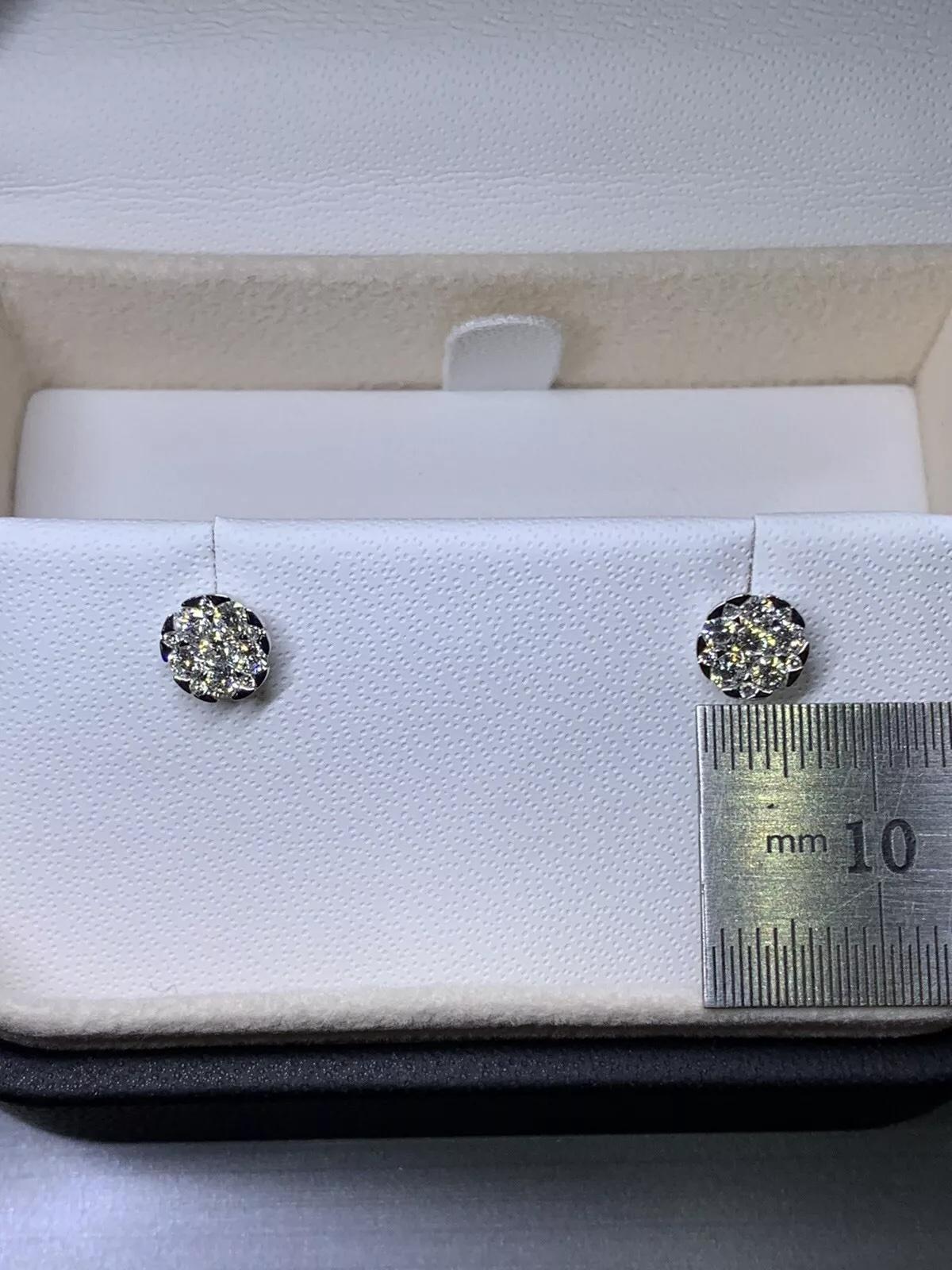 Orecchini con diamanti da 0,48 carati in oro bianco 18 carati, nuovi.

Orecchini con diamanti in oro bianco 18 carati - Alta gioielleria

Diamanti incastonati invisibili

Orecchini classici con borchie di grandi dimensioni con incastonatura